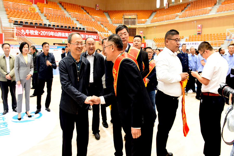 在忻州市长质量奖颁奖会上 ，郑连生 书记与石鼓公司董事长刘武生亲切 交流